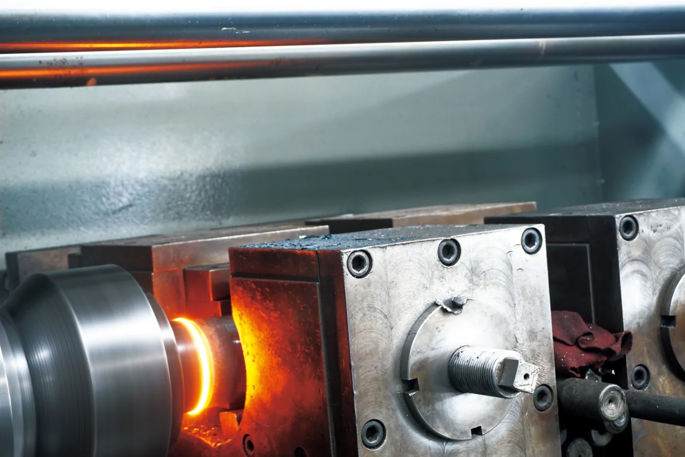 HCIC 油圧シリンダ:4 コアタイプとカスタムソリューション